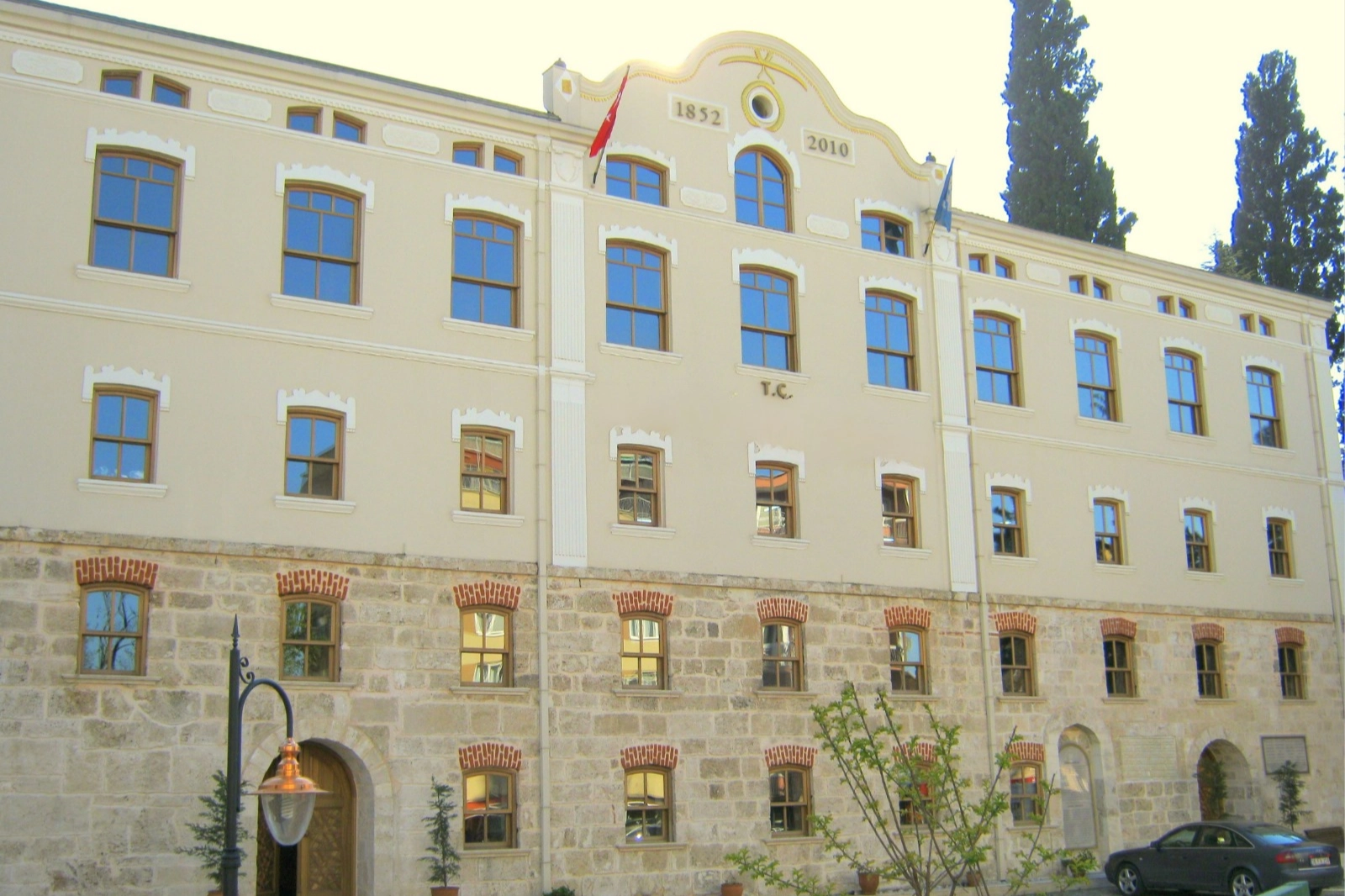 Bursa’nın tarihi simgelerinden Fabrika-i Hümayun, modern bir eğitim yuvası olarak