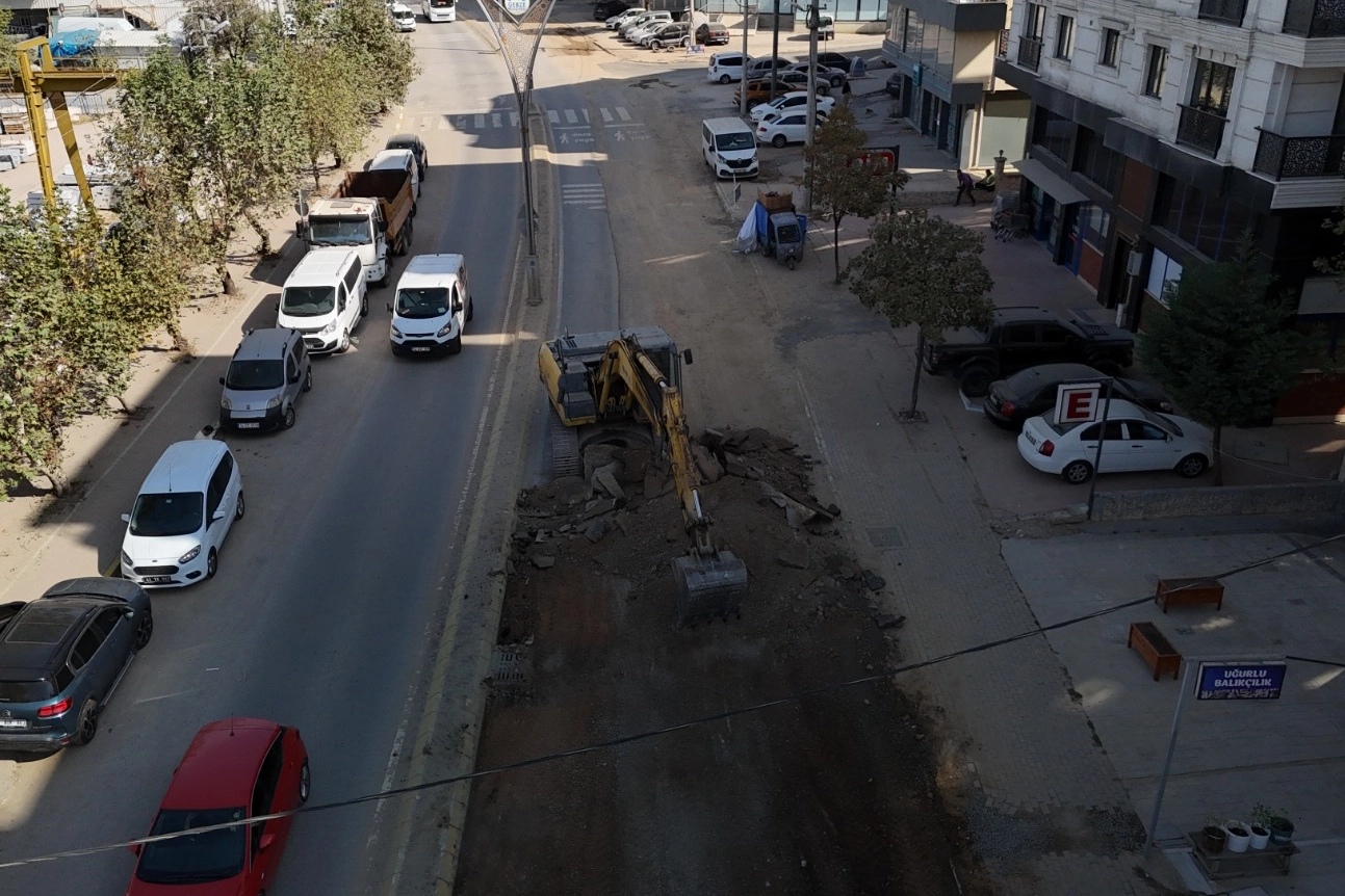 Gebze Belediyesi Fen İşleri Müdürlüğü ekipleri, ilçenin farklı noktalarında sürdürdüğü