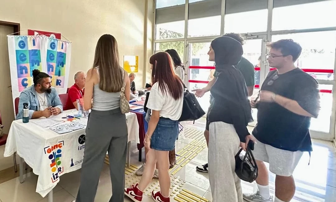 İzmir Büyükşehir Belediyesi bünyesinde faaliyet gösteren Genç İzmir ekipleri “Kampüsteyiz”