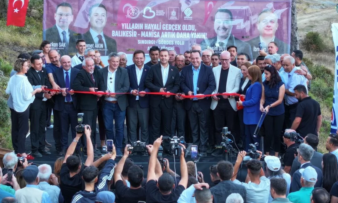 Manisa’nın Gördes ilçesi ile Balıkesir’in Sındırgı ilçesini birbirine bağlayan yol,