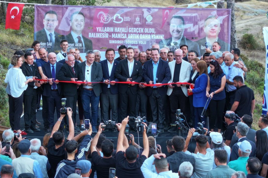 Manisa’nın Gördes ilçesi ile Balıkesir’in Sındırgı ilçesini birbirine bağlayan yol,