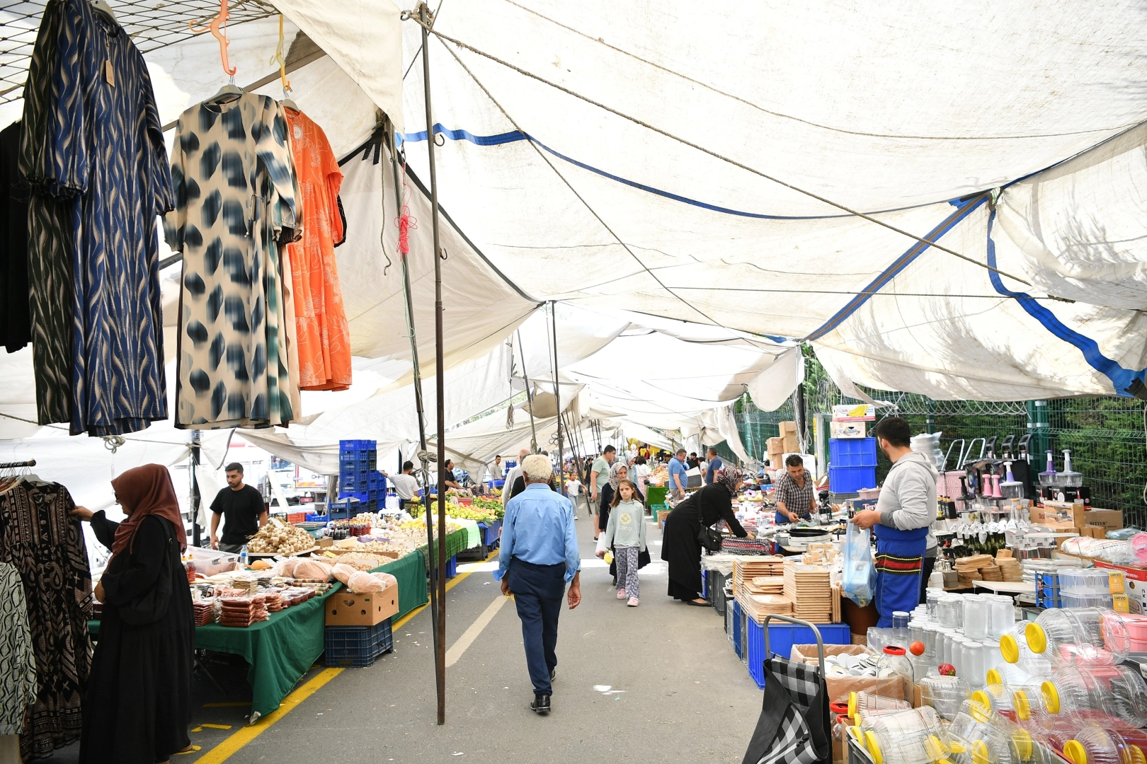 Beylikdüzü Belediyesi, Yakuplu Mahallesi’nde kurulan semt pazarını yeni adresine taşıdı.