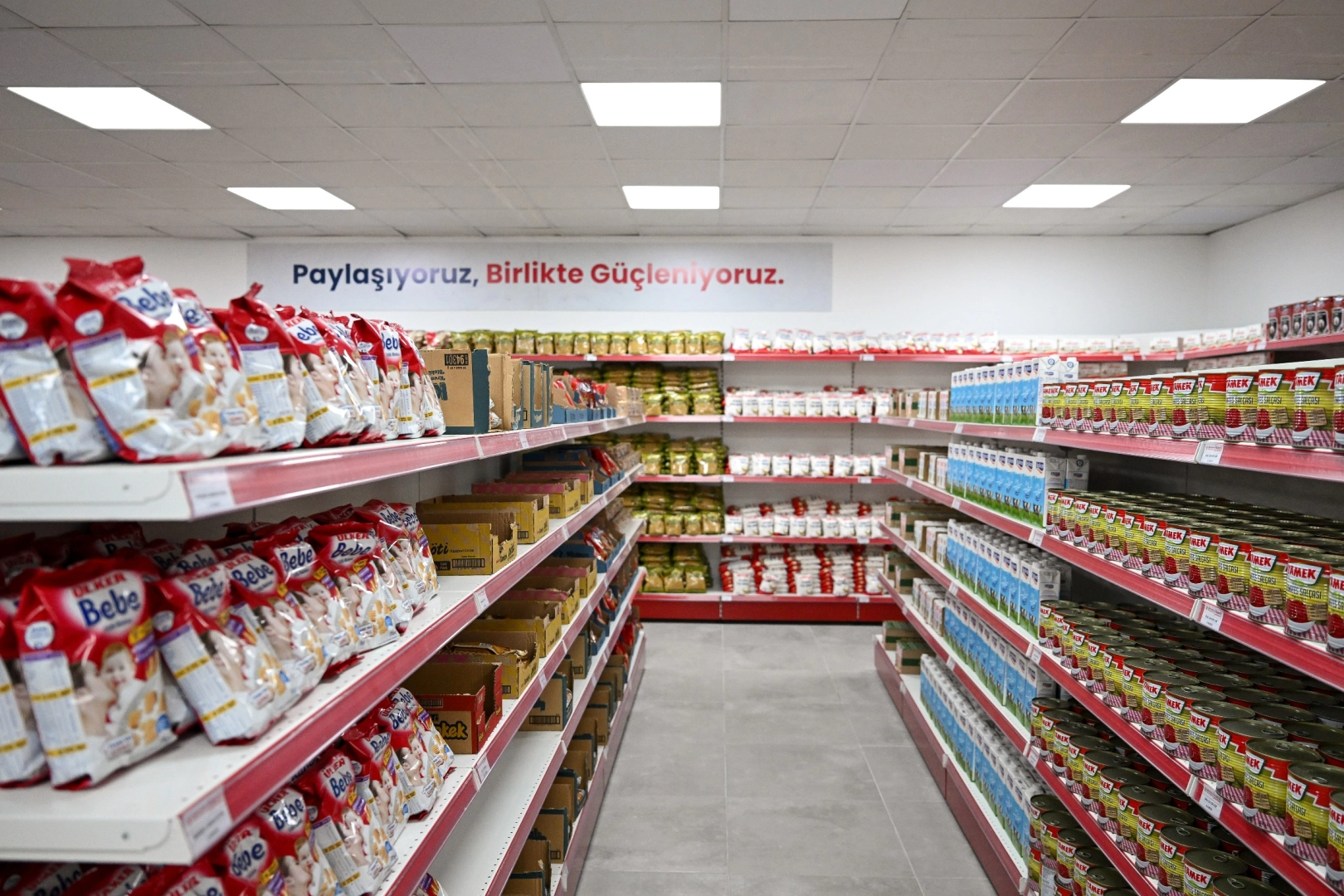 İzmir’de Bornova Belediyesi, 7 Kent Market şubesinde ihtiyaç sahibi vatandaşlara