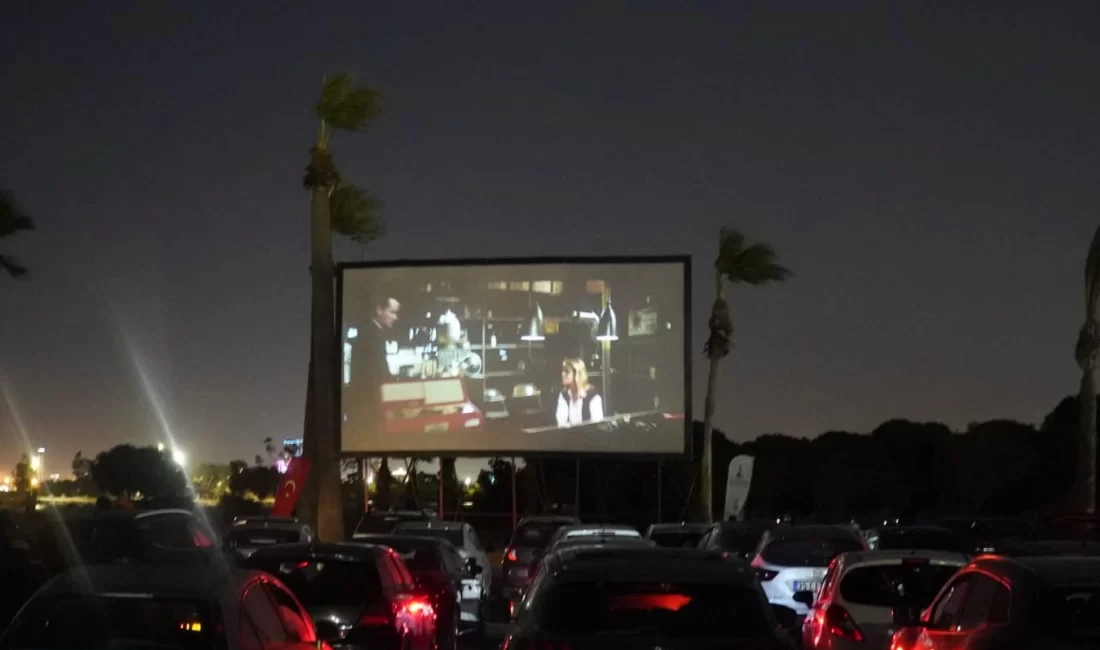İzmirli sinemaseverler, İzmir Büyükşehir Belediyesi’nin Yeniden Sinematek Arabada Film Keyfi