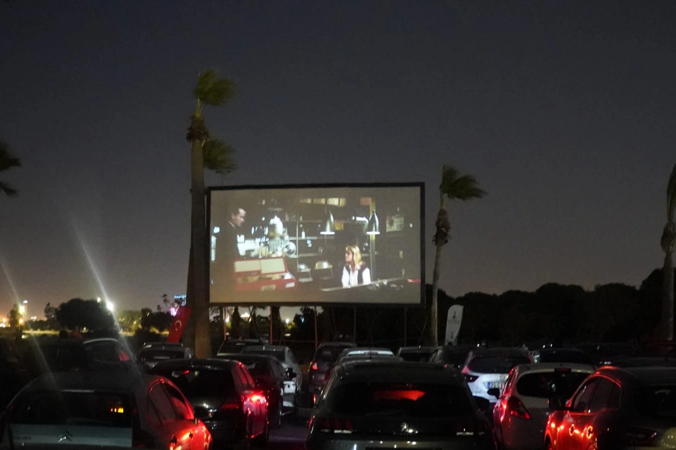 İzmirli sinemaseverler, İzmir Büyükşehir Belediyesi’nin Yeniden Sinematek Arabada Film Keyfi