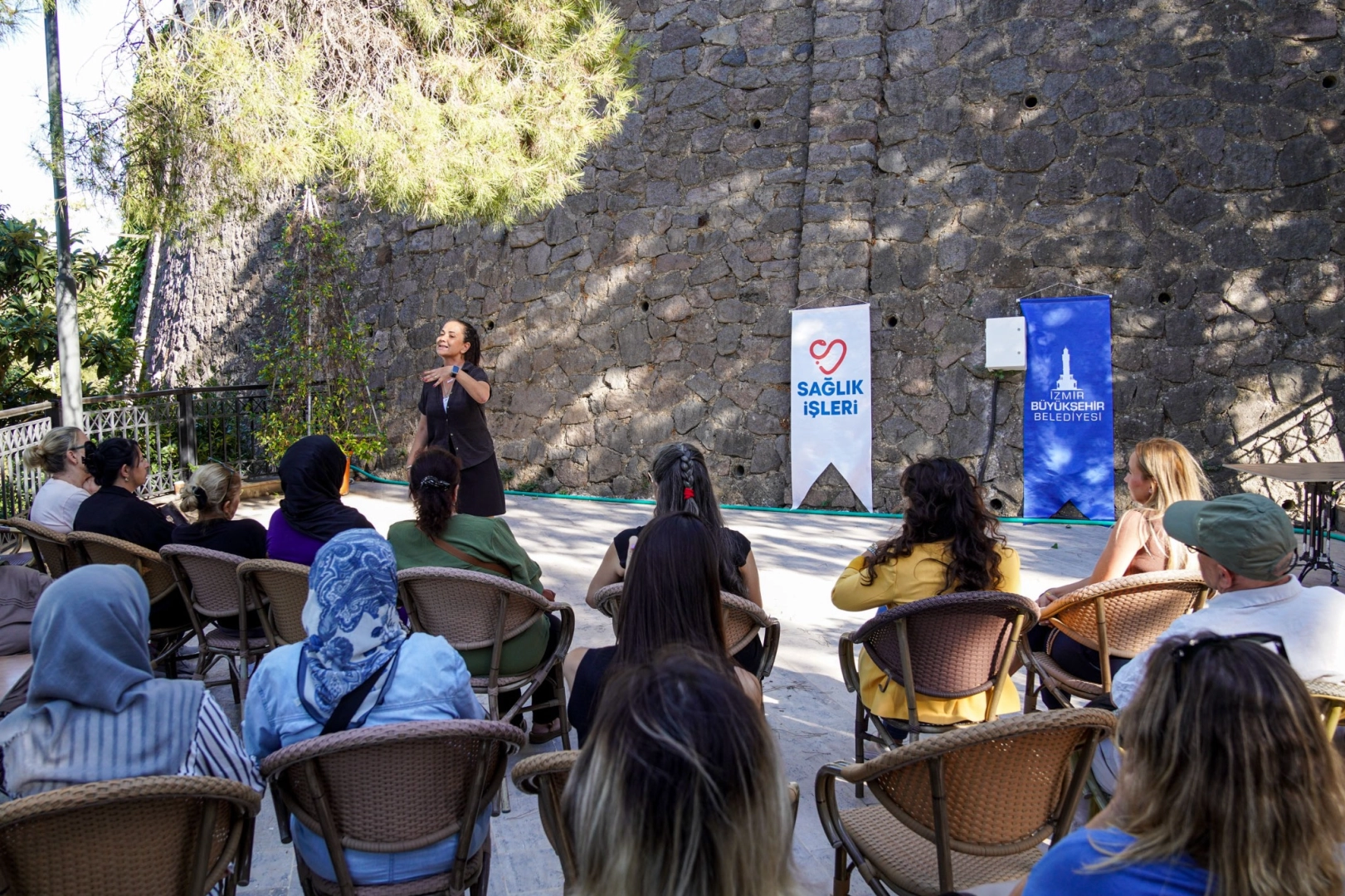 İzmir Büyükşehir Belediyesi, kentlilerin sosyal yaşamdan daha nitelikli ve güvenli