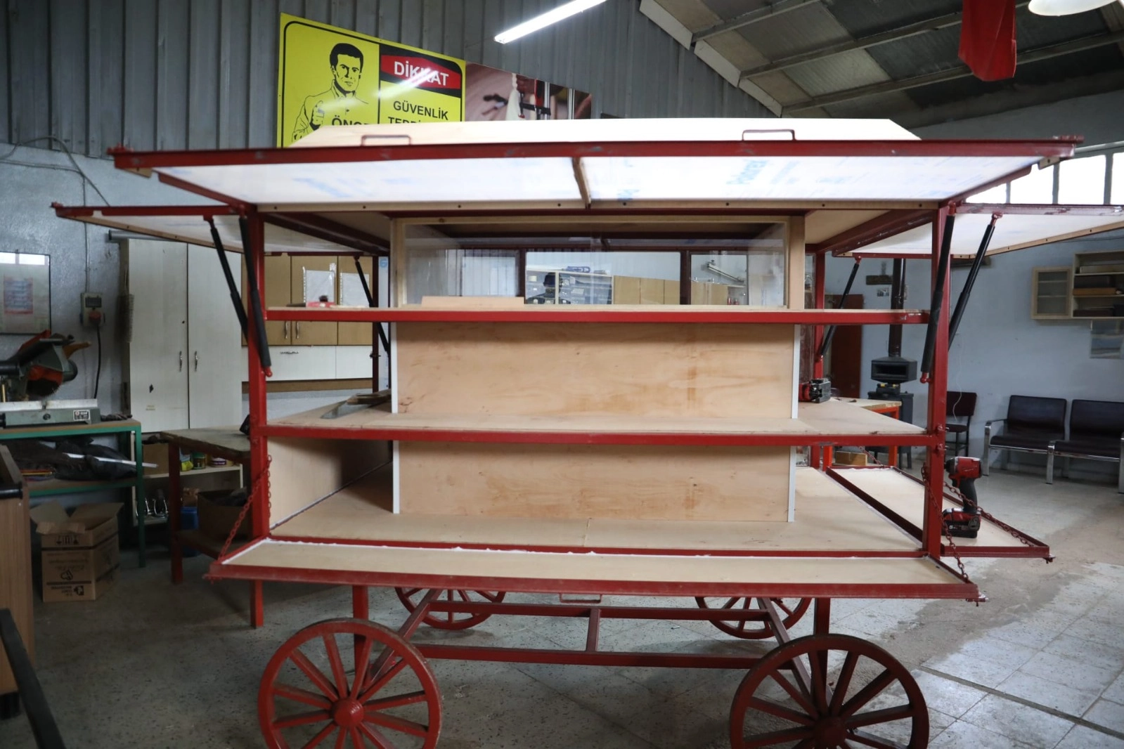 İzmit Belediyesi Fen İşleri Müdürlüğü öz kaynaklarıyla atölyelerinde “Edebiyat Sokağı”