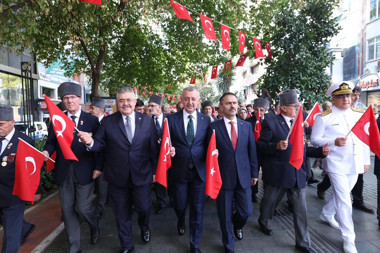 19 Eylül Gaziler Günü dolayısıyla Kocaeli’de düzenlenen yürüyüşte kahraman gaziler,
