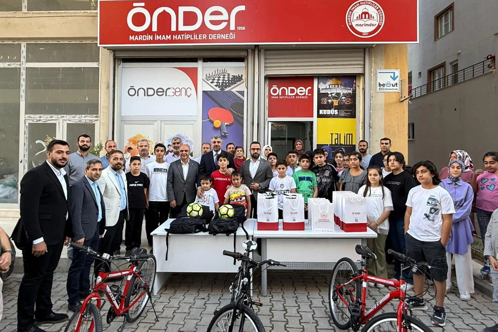 Mardin Önder İmam Hatipliler Derneği’nin “Sanatın İntifadası” temalı kitap okuma