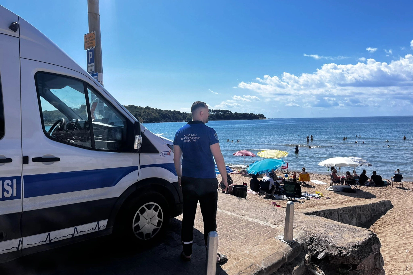 Kocaeli Büyükşehir Belediyesi’ne bağlı Nakil Ambulans ekipleri, yaz sezonunda sahillerde