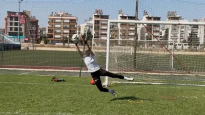 Sahalarda fırtına gibi esen güzel oyuncu ve futbolcu Nevide Çiçek,