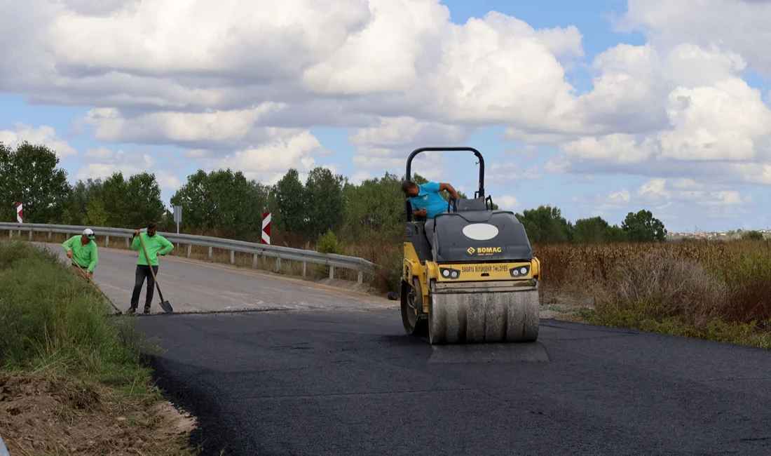 Sakarya Büyükşehir Belediyesi, asfalt çalışmalarını kırsal bölgelerde de aralıksız sürdürüyor.