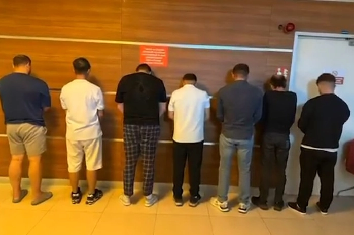 İçişleri Bakanı Ali Yerlikaya, Edirne’de şehit ailesini telefonla arayıp, kendilerini