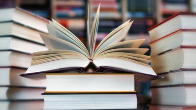 Kitap dünyası, her yaştan okuyucuya hitap eden farklı türlerle doludur.