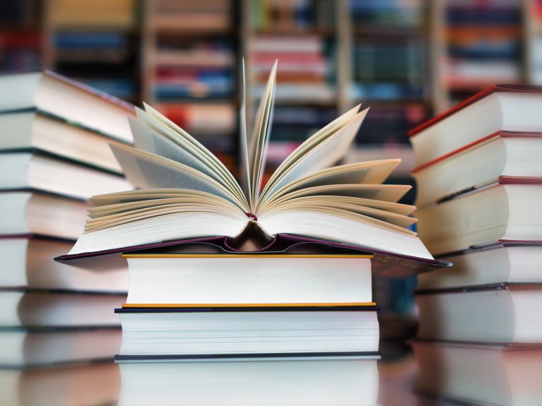 Kitap dünyası, her yaştan okuyucuya hitap eden farklı türlerle doludur.