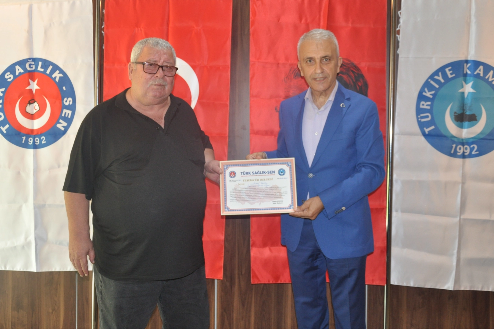 Türk Sağlık Sen Kocaeli Şube Başkanı Ömer Çeker, emekliye ayrılan