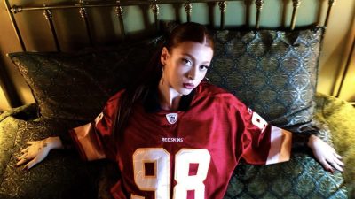 İzmir’in 2002 doğumlu genç sanatçısı Doğa Akbuğday, sahne ismiyle DoA,