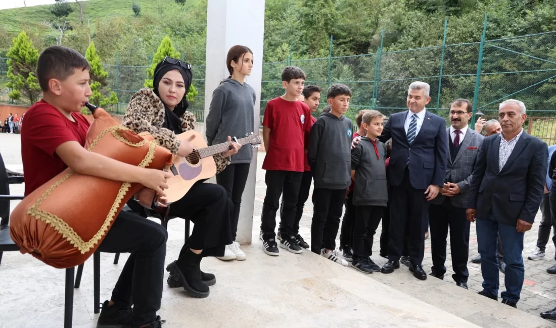Artvin’de tulumla karşılanan Vali Ergün’den halı saha istediler Artvin Valisi Turan Ergün, Hopa’da ziyaret ettiği okulun girişinde öğrenciler