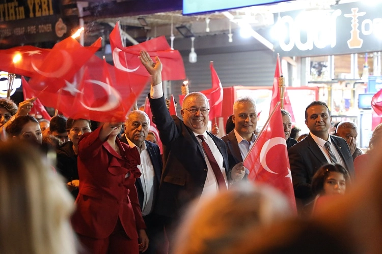 Balıkesir Edremit Belediyesi, Cumhuriyetimizin 102. kuruluş yıldönümünü büyük bir coşkuyla