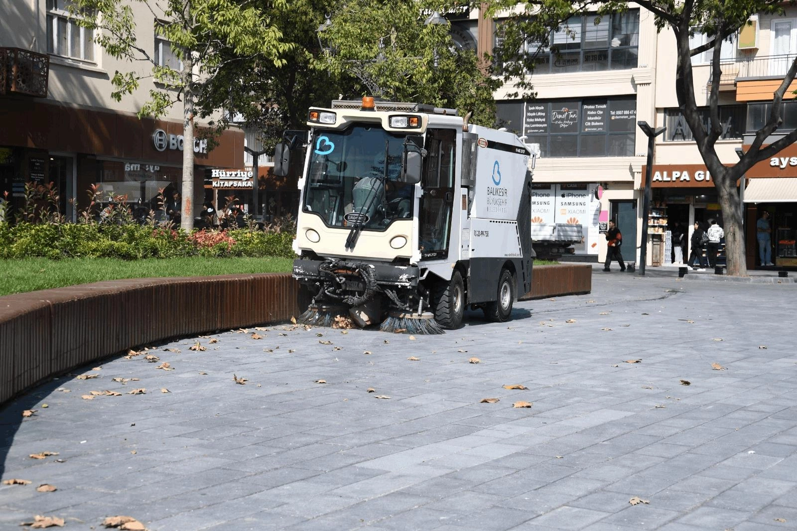 Balıkesir Büyükşehir Belediyesi, “Temiz şehir, sağlıklı gelecek” ilkesiyle kent genelinde