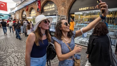 İzmir Büyükşehir Belediye Başkanı Cemil Tugay, tarihi kent merkezinin yeniden