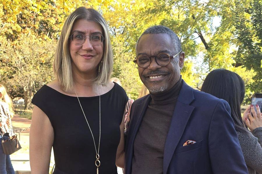 Beyaz Saray’da sürpriz karşılaşma… Aynı noktada haber sundular ABDPost.com New York Temsilcisi Özlem Özgüt Yörekli, Beyaz Saray önünde