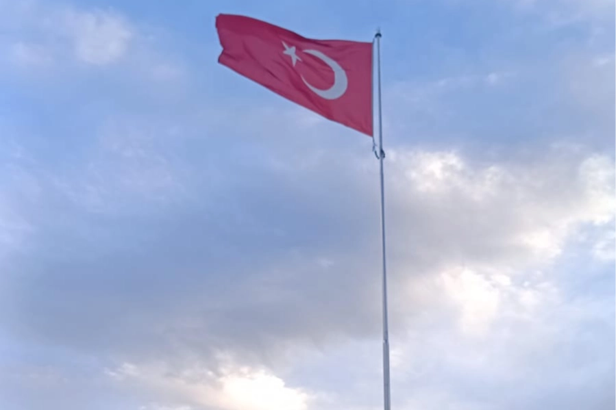 Bilecik Gümüşdere’de 20 metrelik Türk Bayrağı göklerde Bilecik’in Pazaryeri ilçesine bağlı Gümüşdere Köyü’nde, Jandarma tarafından temin edilen
