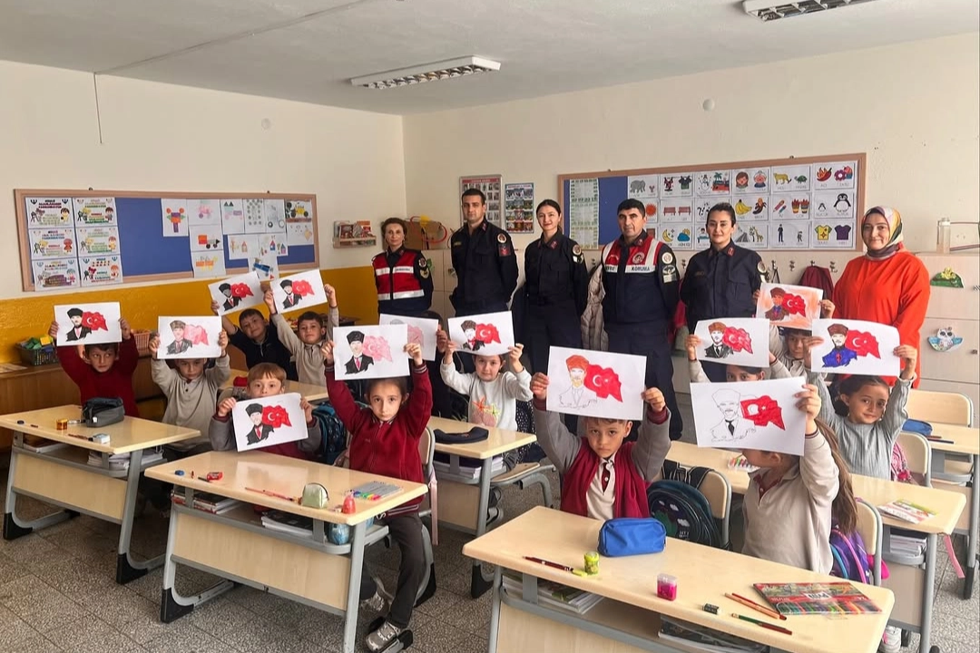 Bilecik İl Jandarma Komutanlığı, geleceğin bilinçli bireylerini yetiştirmek amacıyla yürüttüğü