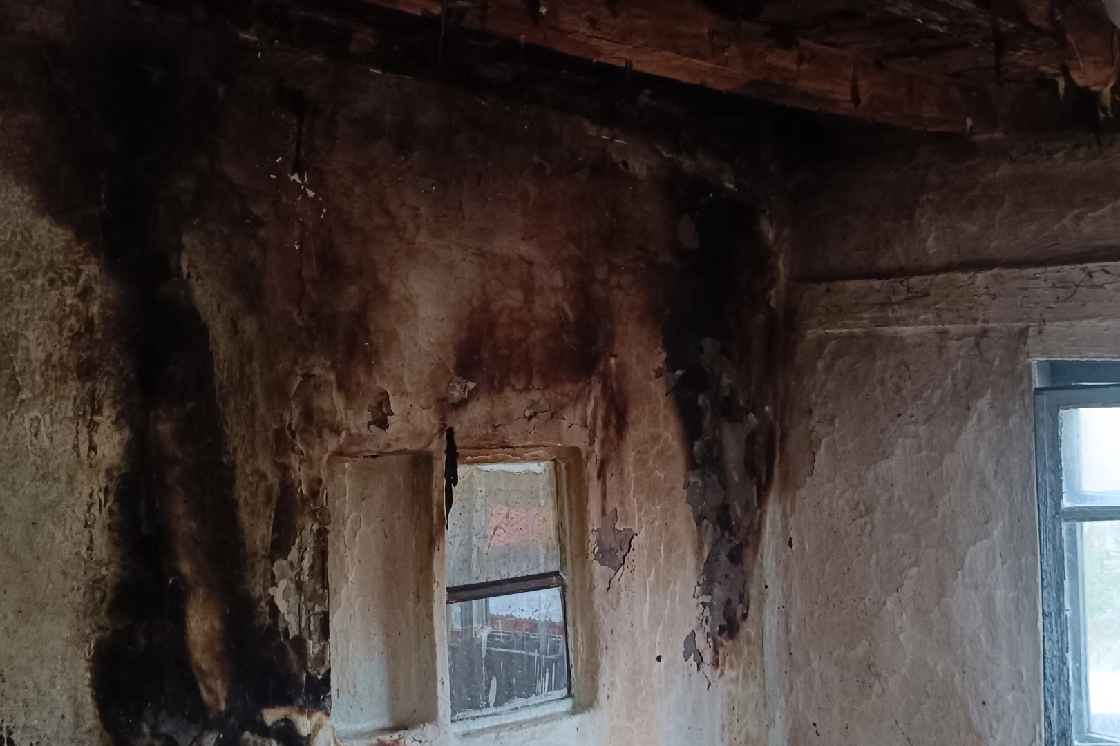 Bilecik’in Pazaryeri ilçesinde yıldırım düşmesi sonucu çıkan yangın, itfaiye ekiplerinin