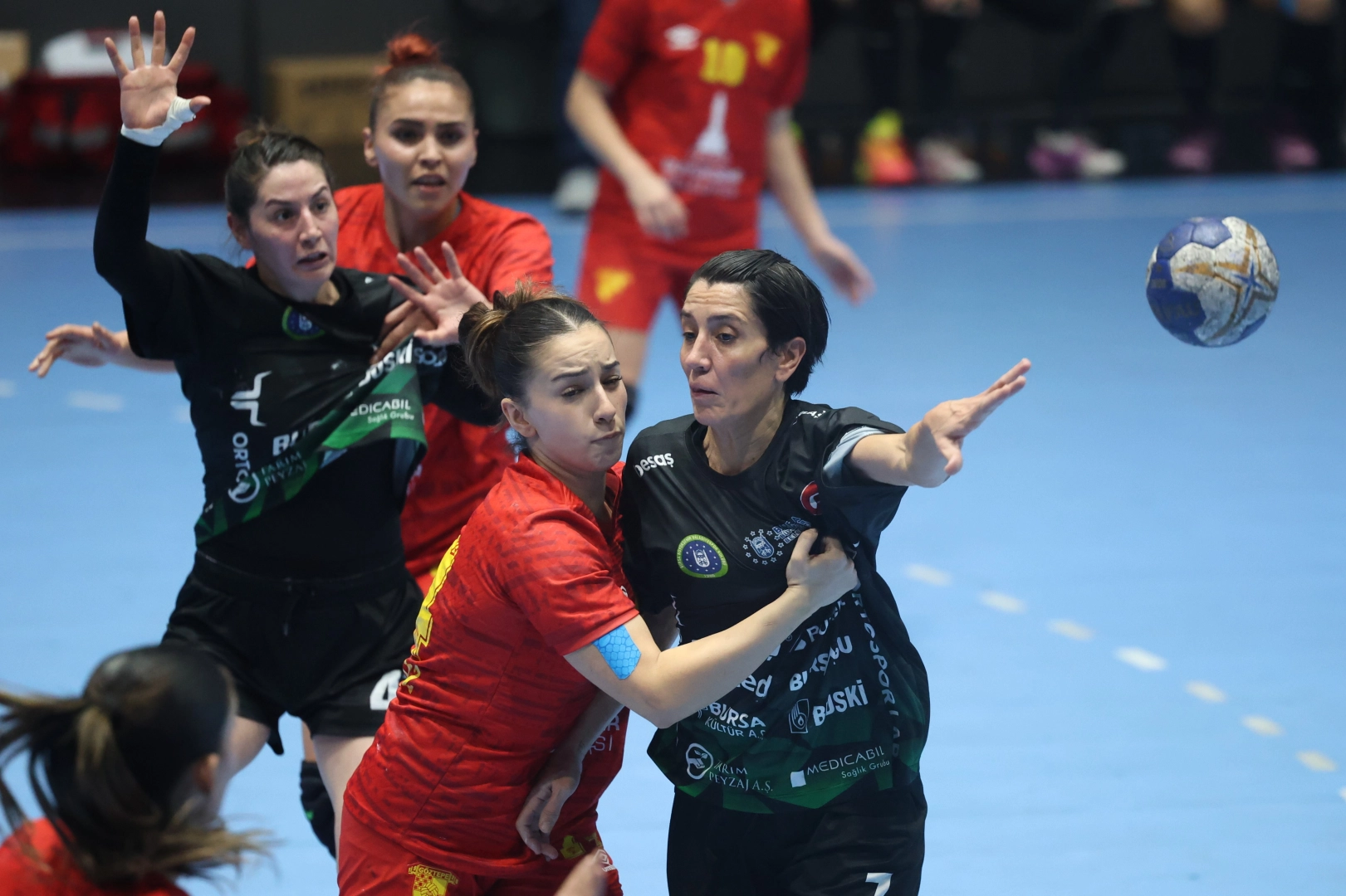 Kadınlar Hentbol Süper Ligi’nde mücadele eden ve liderlik koltuğunda oturan