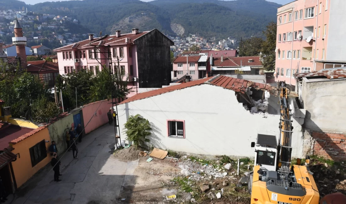 Bursa Osmangazi Belediyesi, ilçedeki kaçak yapıları tespit ederek bir bir