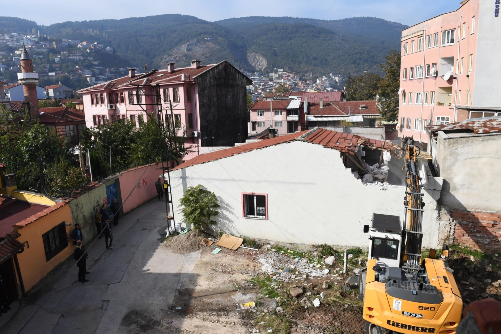 Bursa Osmangazi Belediyesi, ilçedeki kaçak yapıları tespit ederek bir bir