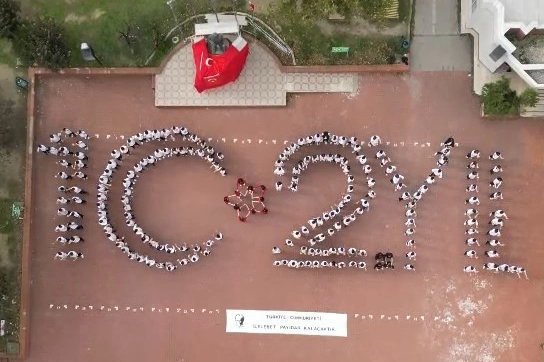 Bursa’da liselilerden 102. Yıl koreografisi Cumhuriyetimizin 102. yılı kutlamaları kapsamında Mehmet Kemal Coşkunöz Mesleki ve