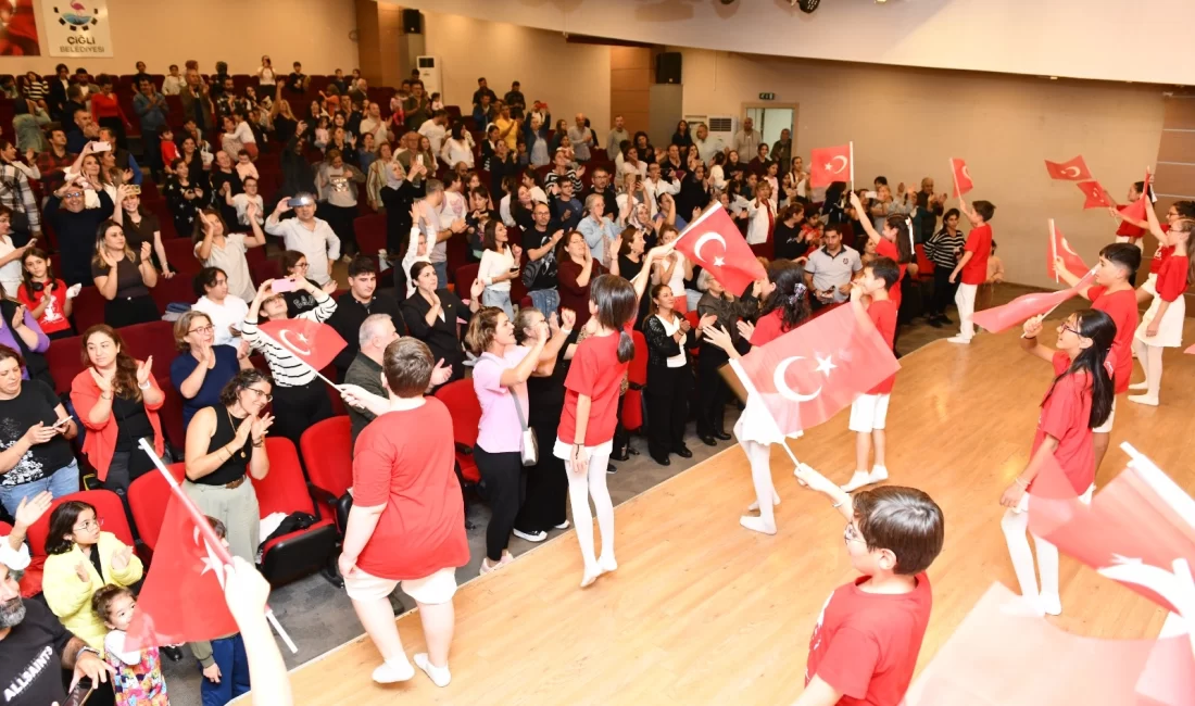 İzmir’de Çiğli Belediyesi Gençlik Tiyatrosu, Cumhuriyet’in 102. yılı kapsamında hazırladığı