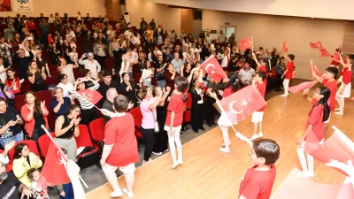 İzmir’de Çiğli Belediyesi Gençlik Tiyatrosu, Cumhuriyet’in 102. yılı kapsamında hazırladığı