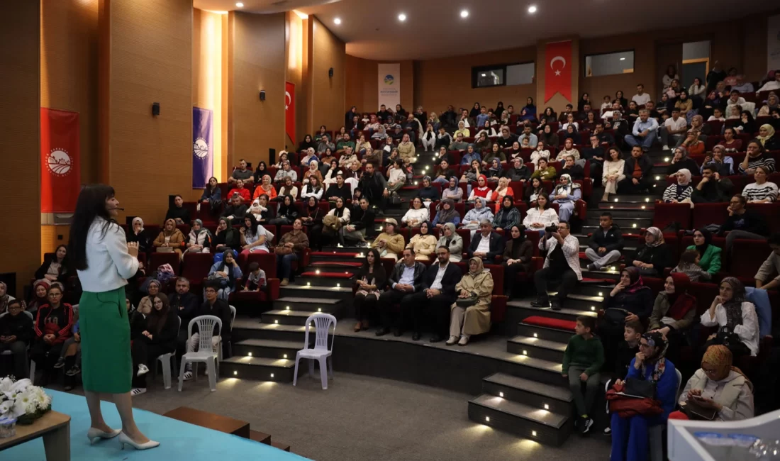 Sakarya Büyükşehir Belediyesi Sosyal Gelişim Merkezi’nde (SGM) gerçekleştirilen “Etkili Ebeveynlik: