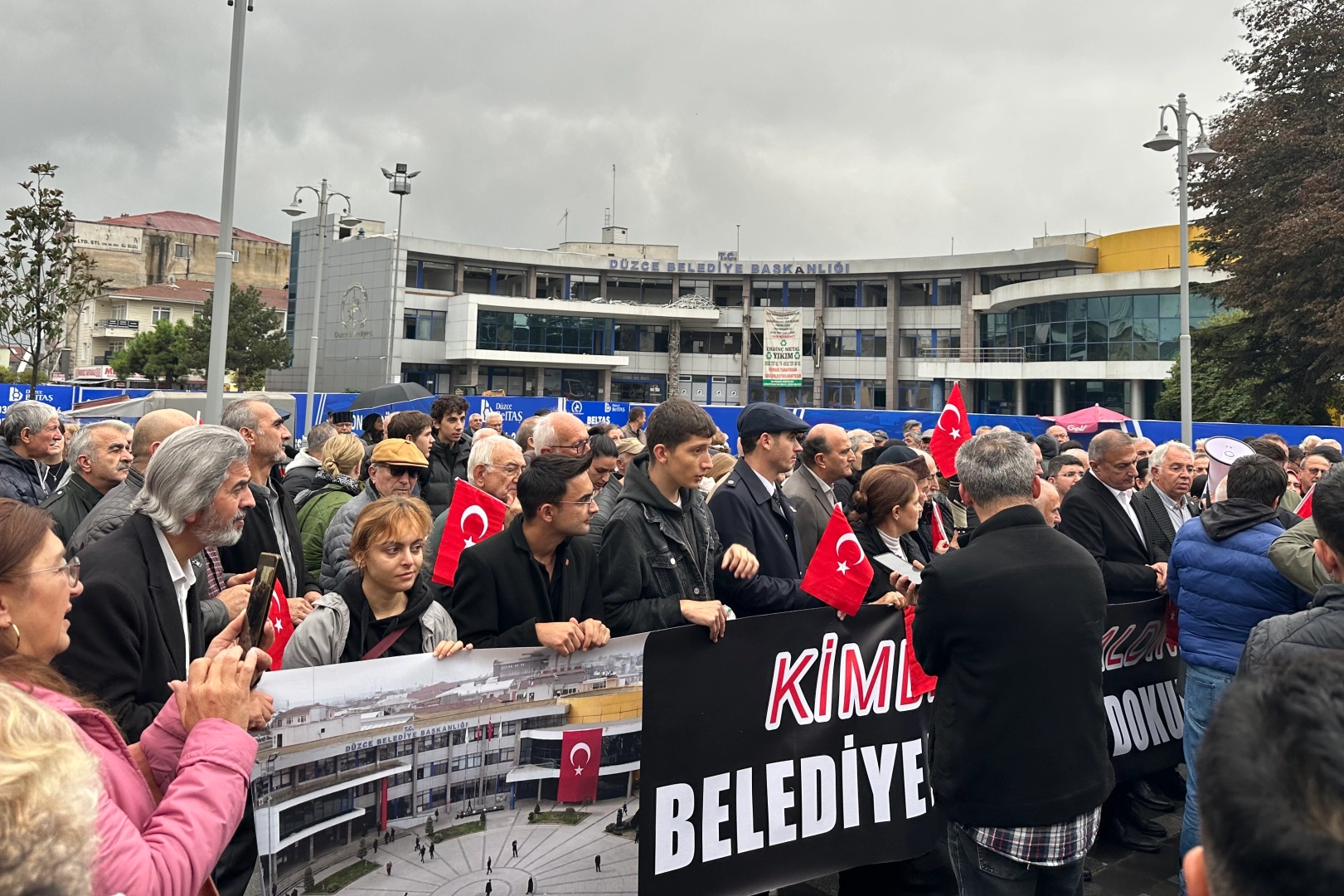 Düzce’de bir grup vatandaş ve sivil toplum temsilcisi, Düzce Belediyesi
