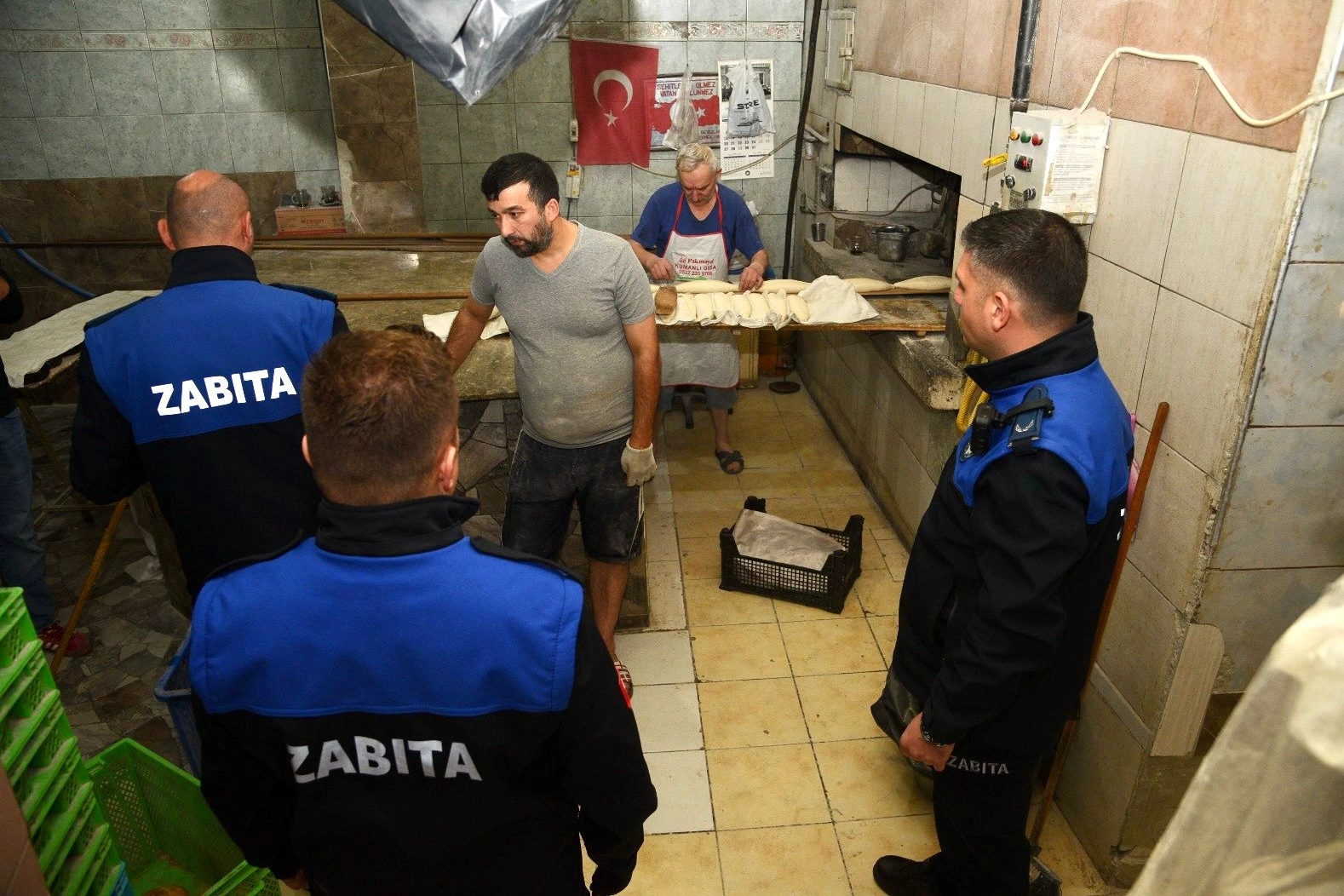 Fırınları mercek altına alan zabıta müdürlükleri, gelen şikayetleri değerlendirerek fırınlara