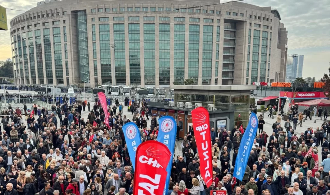 CHP Genel Başkanı Özgür Özel’in de destek için bulunduğu adliye