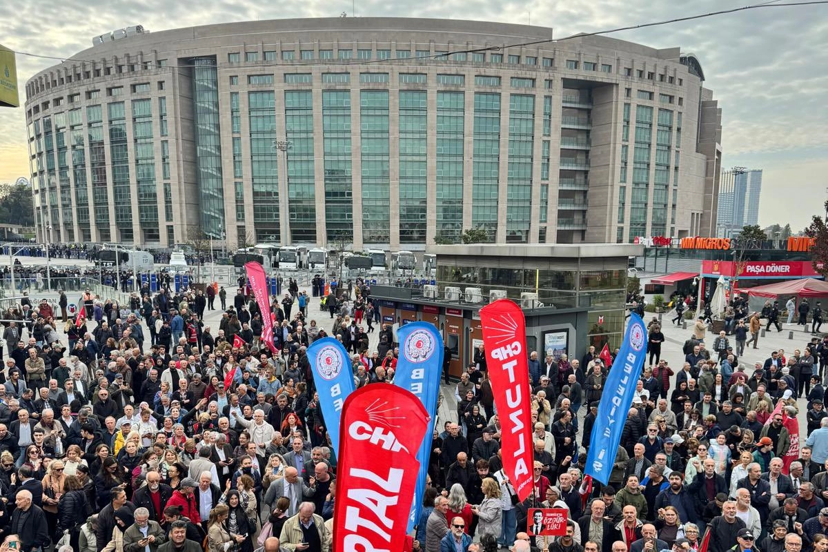 CHP Genel Başkanı Özgür Özel’in de destek için bulunduğu adliye