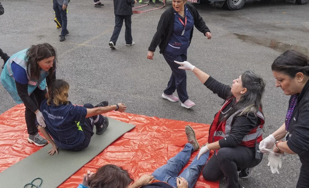İzmir Büyükşehir Belediyesi afete hazırlık çalışmaları kapsamında, yüzlerce çalışanın bulunduğu