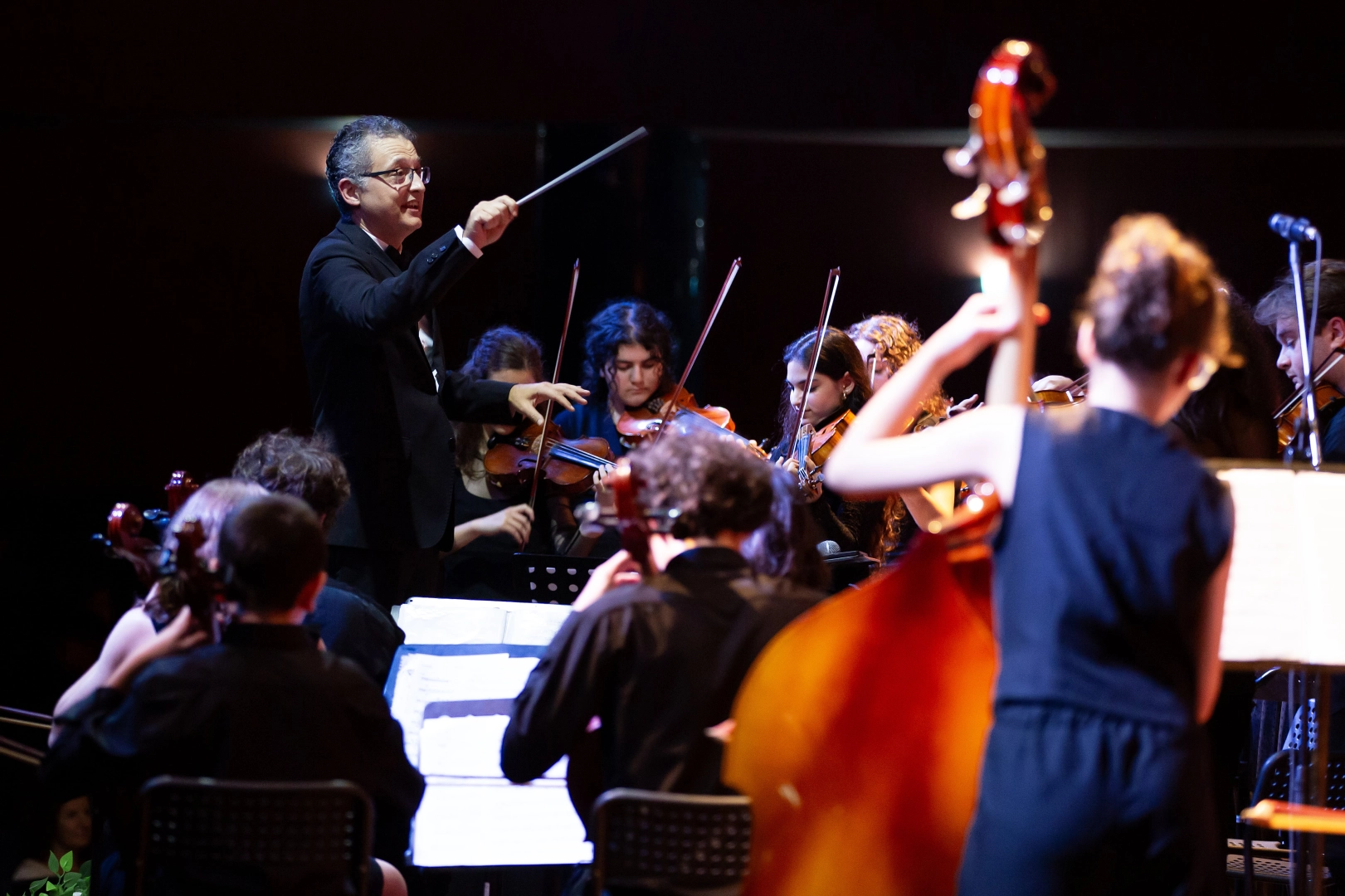 İzmir’de Narlıdere Belediyesi Çocuk Senfoni Orkestrası, Cumhuriyetimizin 102’nci yılına özel