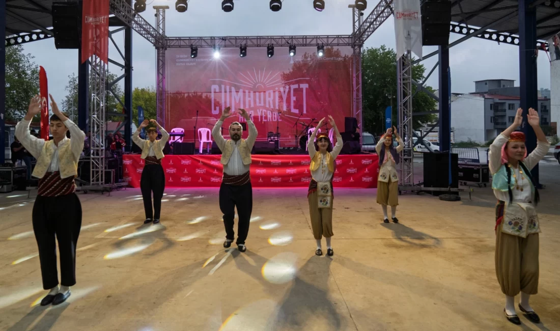 İzmir Büyükşehir Belediyesi’nin Cumhuriyet Bayramı’nın 102’nci yılı için kentin dört