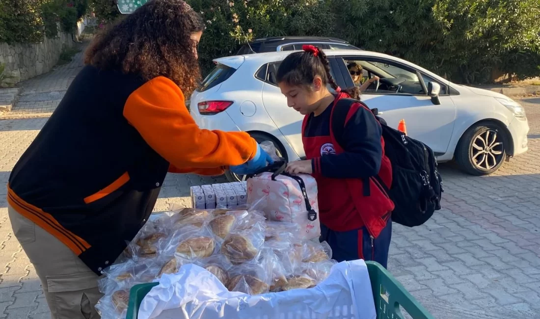 İzmir’de Süt-Simit projesi devam ediyor İzmir’e bağlı Güzelbahçe Belediyesi, Güzelbahçe’deki devlet okullarının ilk ve Ortaokul