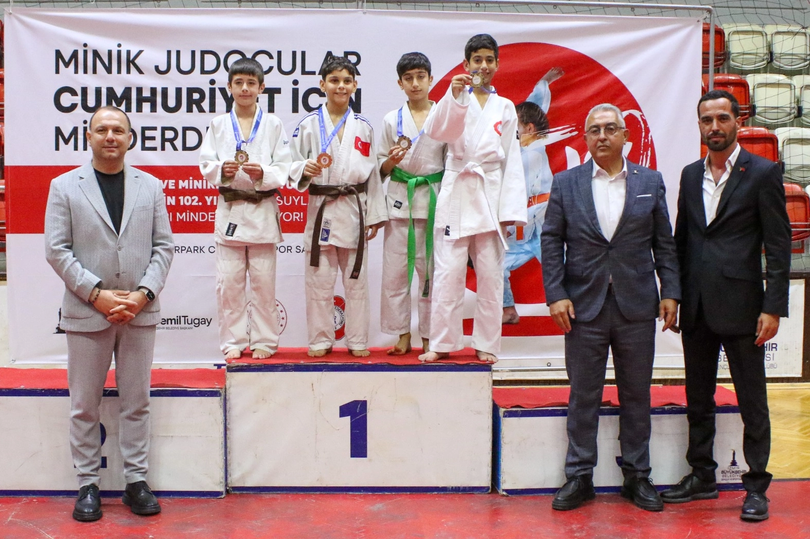 İzmir Büyükşehir Belediyesi tarafından 29 Ekim Cumhuriyet Bayramı için organize