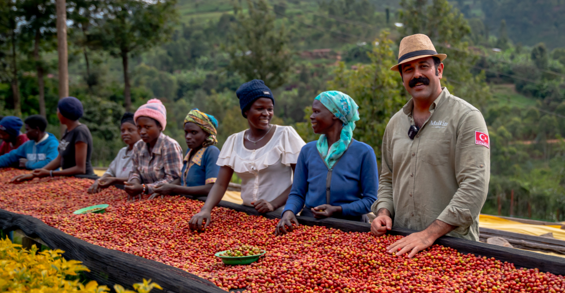 Malkins Coffee’den Kolombiya Kahve Belgeseli: Kolombiya’nın Yeşil Vadilerinden Türkiye’ye     Özgür Kızıl ve Malkins Coffee, Kolombiya’da kahve üretim