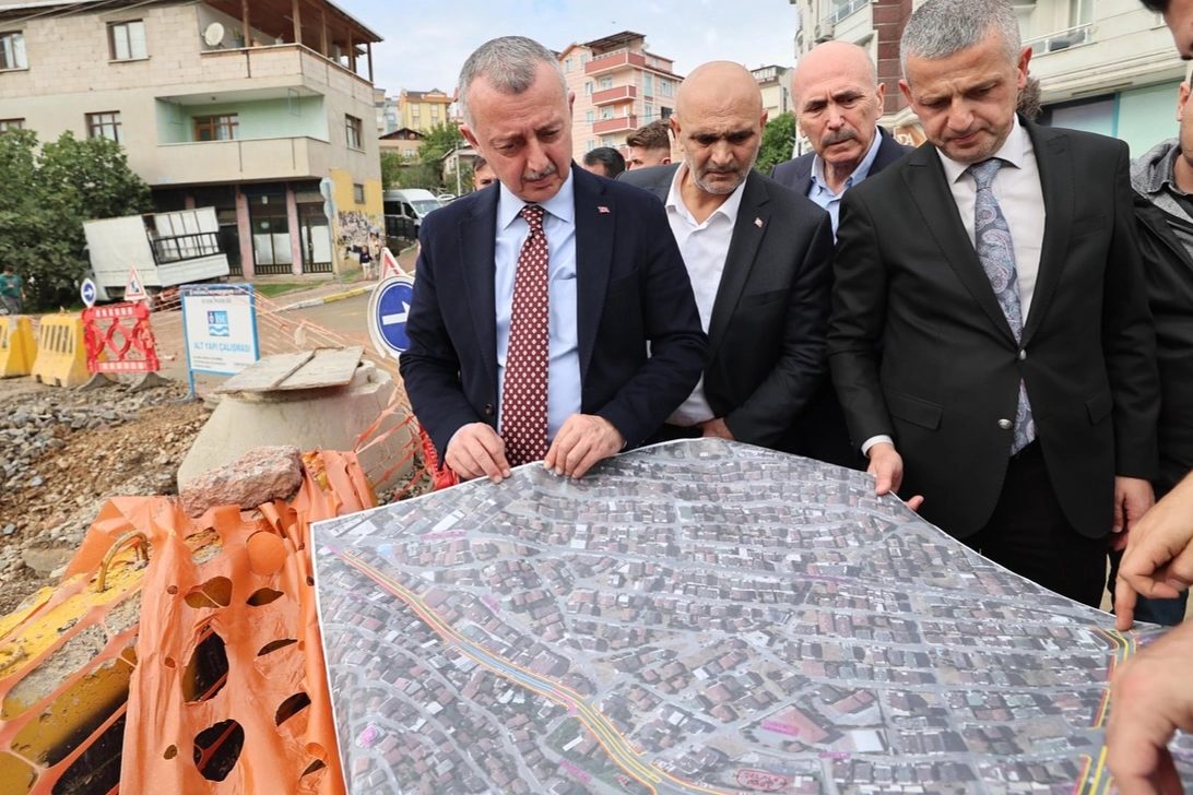 Kocaeli Büyükşehir Belediye Başkanı Tahir Büyükakın, Çayırova’da vatandaşlarla buluşarak ilçede