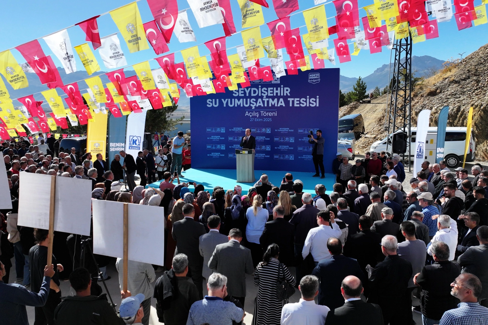 Konya Büyükşehir Belediye Başkanı Uğur İbrahim Altay, Seydişehir’de esnafla, vatandaşla