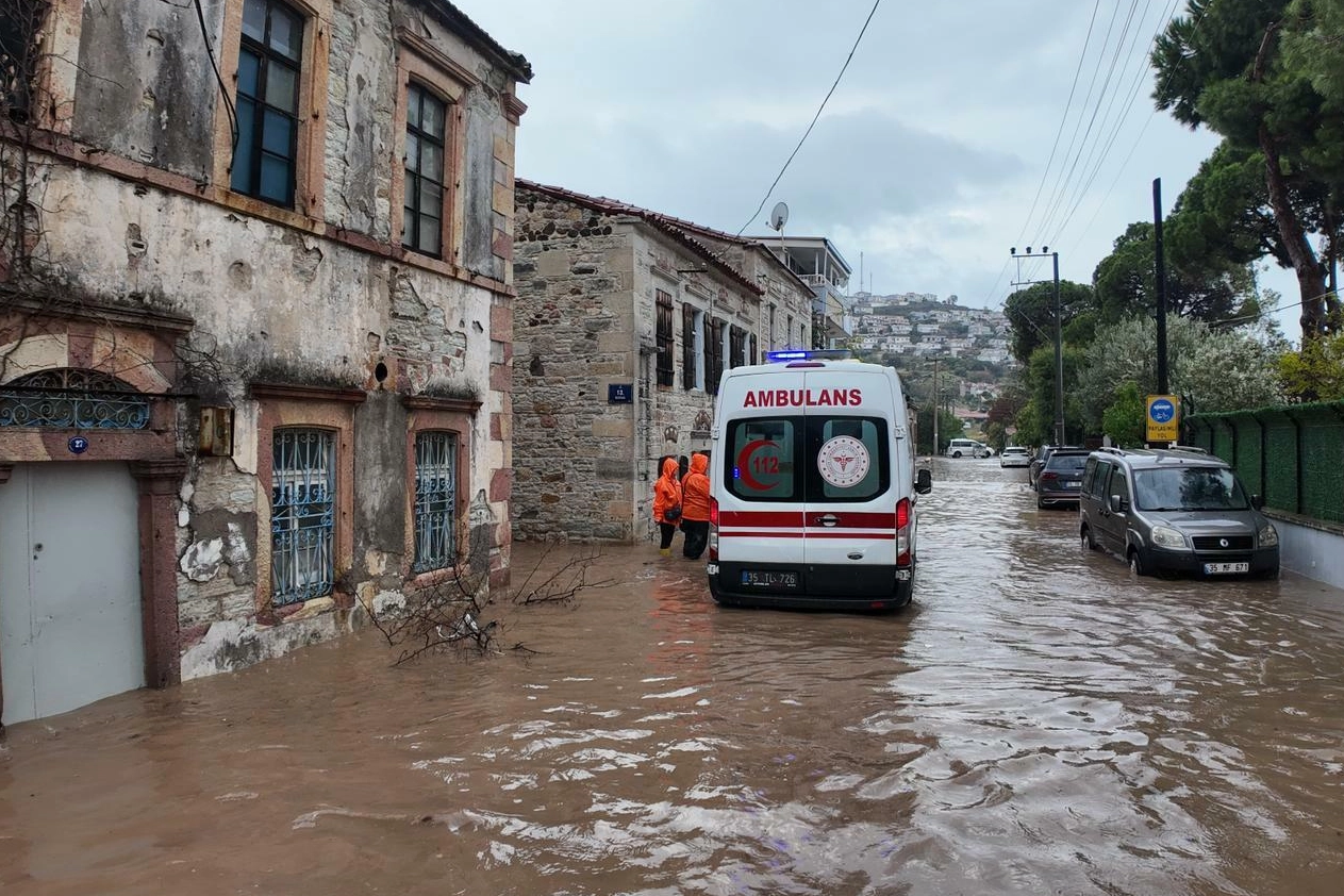 İzmir’in Foça ilçesinde etkili olan kuvvetli yağışlar sonrası sel ve