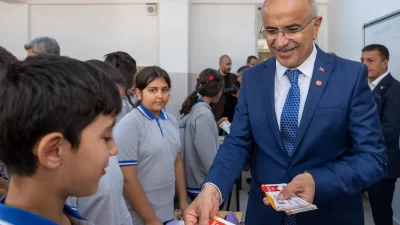 Malatya Büyükşehir Belediye Başkanı Sami Er, Mevlânâ Ortaokulu öğrencilerine ziyarette